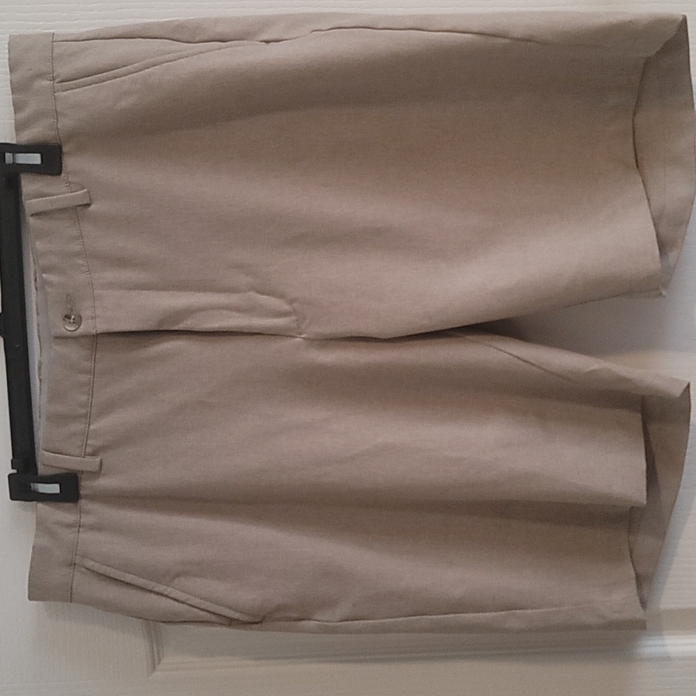 Men's Greg Norman size 38 khaki golf short
